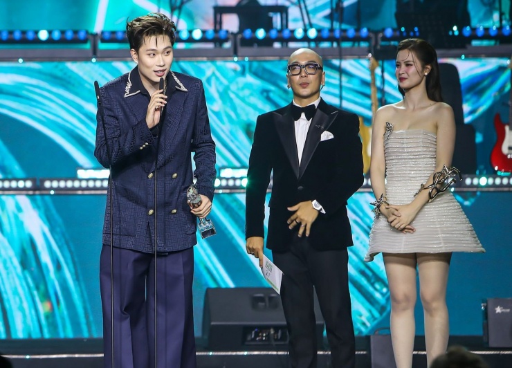 1736993281-lsx-5909-9930-2249-width1540height1104 Dương Domic giành được hai giải Gương mặt mới xuất sắc và Top 10 ca khúc được yêu thích. Tại Làn Sóng Xanh lần thứ 27, nam ca sĩ ba lần lên sân khấu nhận giải. Ở hạng mục Top 10 ca khúc được yêu thích, Dương Domic nhận hai chiếc cúp dành cho Tràn bộ nhớ và Hào quang.