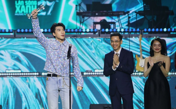 1736993281-lsx-5930-451-9230-width1563height972 Ngoài ra, anh còn được vinh danh cùng các đồng đội ở hạng mục Top 10 ca khúc được yêu thích với bài hát Ngáo ngơ .