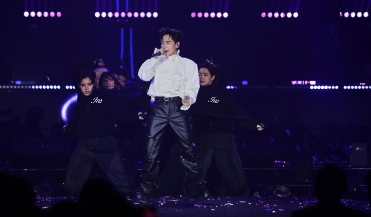 1736993281-lsx-6140-3655-5798-width1574height920 Gương mặt khác bước ra từ Anh trai say hi là Quang Hùng MasterD thắng hai giải thưởng Ca sĩ đột phá (tỷ lệ bình chọn ấn tượng 53,6%) và Top 10 ca khúc được yêu thích. Nam ca sĩ thể hiện bản hit Catch me if you can với bản phối mới dưới sự cổ vũ nhiệt tình của khán giả.