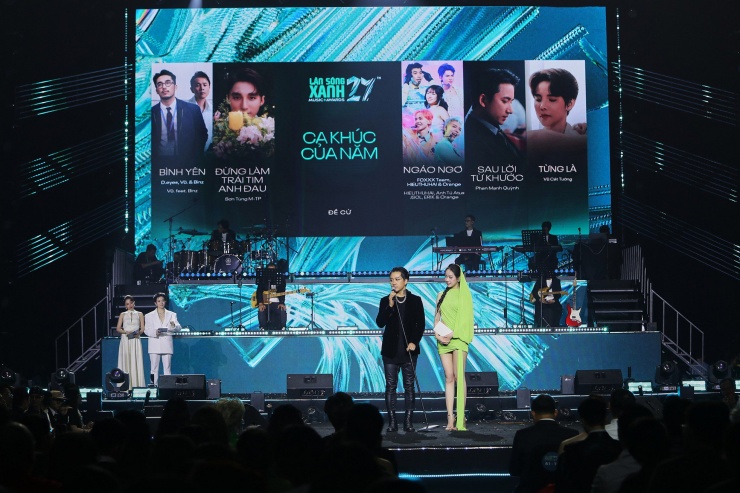 1736993282-lsx-6099-2086-9950-width1966height1310 Sơn Tùng M-TP thắng giải Ca khúc của năm ( Đừng làm trái tim anh đau ) với 45,5% lượt bình chọn, kèm chiến thắng Top 10 ca khúc được yêu thích. Tuy nhiên, nam ca sĩ không tham gia lễ trao giải. Anh dẫn đầu đề cử tại Làn Sóng Xanh với 5 đề cử quan trọng trước khi bị Hieuthuhai