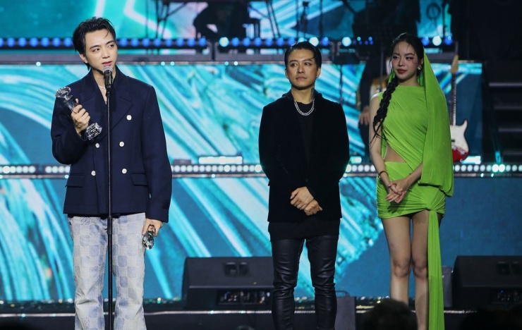 1736993287-lsx-6091-913-3330-width1572height995 Sau một năm hoạt động mạnh mẽ với album Bật nó lên và tham gia chương trình Anh trai vượt ngàn chông gai, Soobin đã mang về một trong những giải quan trọng nhất về mặt chuyên môn là giải Album của năm và Sự kết hợp xuất sắc cùng các anh trai trong Trống cơm. Trước đó, Soobin được đề cử ở các hạng mục quan trọng như Ca sĩ đột phá, Nam ca sĩ/Rapper của năm.