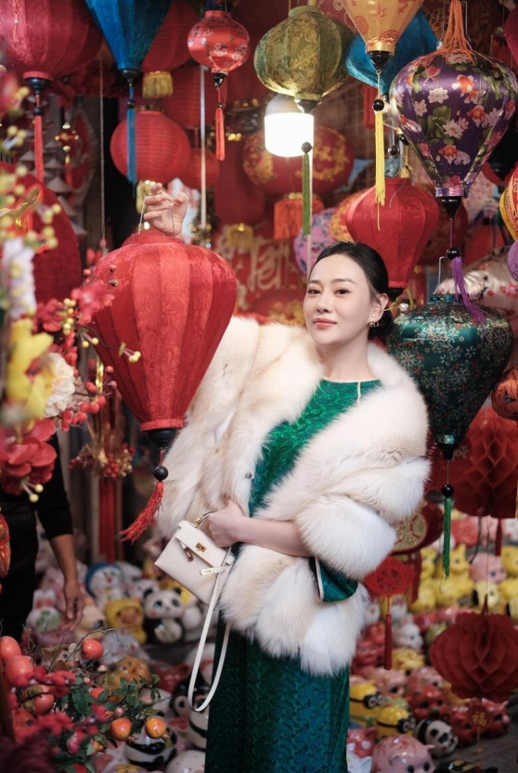 1737001345-phuong-oanh-he-lo-biet-thu-bac-ty-trang-hoang-don-tet-la-phu-nhan-chu-tich-van-di-cho-binh-dan-5-3-n-5597-838-width780height1170 Phương Oanh khoe biệt thự bạc tỷ trang hoàng đón Tết, là "phu nhân chủ tịch" vẫn đi chợ bình dân - 6