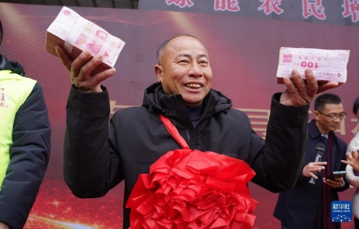 1737002818-ong-chu-thuong-nui-tien-tet-cho-nhan-vien-56496-width1020height650 Ông chủ thưởng 'núi' tiền Tết cho nhân viên - 2