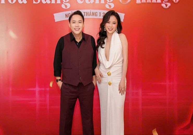 Đạo diễn Hoàng Vũ và đại diện nhà sản xuất phim