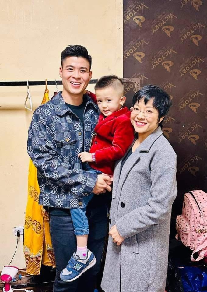 1737041874-unknown-11-8388-7854-8820-width680height959 MC Thảo Vân ghi lại khoảnh khắc hội ngộ bố con Duy Mạnh. Trong buổi ghi hình, chương trình dành thời lượng vinh danh thành tích, chức vô địch của tuyển Việt Nam tại ASEAN CUP 2024.