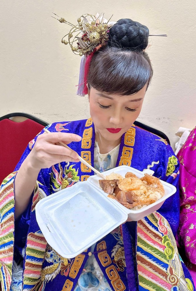 1737041874-unknown-13-8404-9738-8820-width680height1011 Trong khi đó, Vân Dung tranh thủ ăn tối để có sức ghi hình đến nửa đêm.