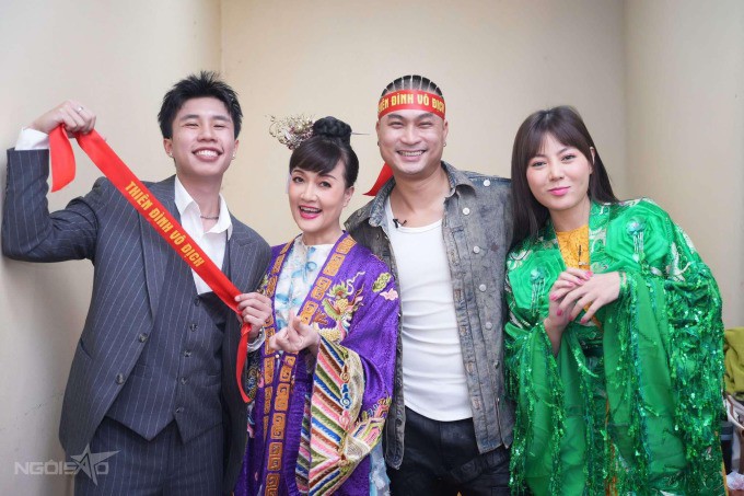 1737041874-unknown-15-8421-1978-8820-width680height453 Diễn viên Long Vũ (bìa trái) - con trai Vân Dung - cũng có mặt để cổ vũ tinh thần cho mẹ. Chương trình còn có sự góp mặt của diễn viên Thanh Hương (bìa phải) và Duy Hưng.