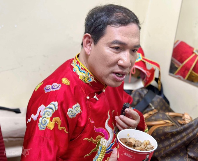 1737041874-unknown-18-8422-9338-8820-width680height554 Quang Thắng cũng tranh thủ ăn tối trước giờ diễn.