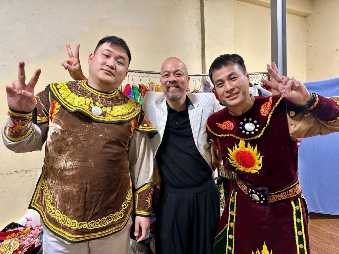 1737041874-unknown-19-8422-8323-8821-width680height510 Nhà thiết kế Đức Hùng (giữa) nhí nhảnh bên Dũng Hớn và Anh Đức (phải). Anh đảm nhận thiết kế trang phục cho chương trình.