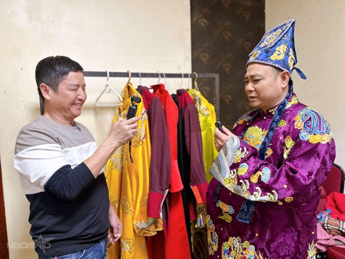 1737041874-unknown-21-8513-8323-8820-width680height510 Táo Quân năm nay có sự trở lại của dàn diễn viên gạo cội sau một năm vắng bóng. NSƯT Chí Trung ghi lại những khoảnh khắc hài hước của NSND Tự Long ở hậu trường.