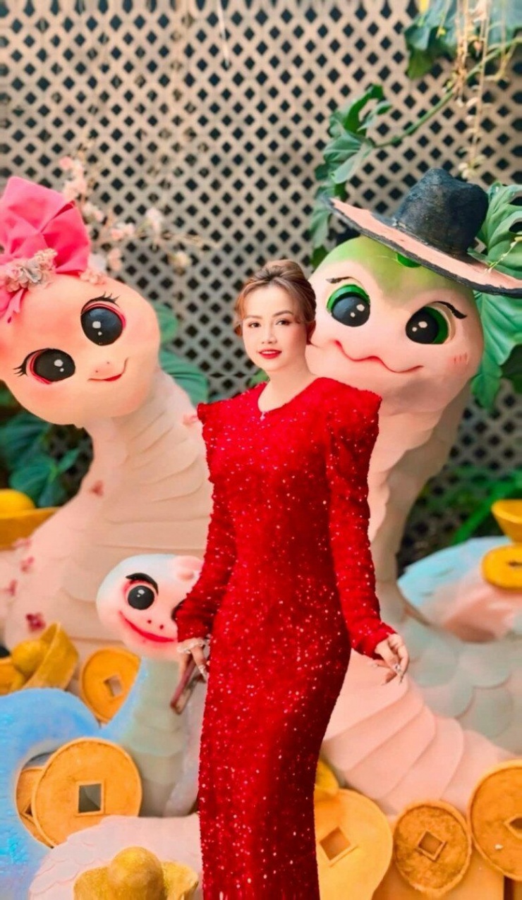 1737077872-co-xuyen-hoang-yen-cong-khai-dien-mao-chong-thu-5-kem-loi-khang-dinh-chac-nich-nhung-van-bi-nghi-ngo-_8_0_n-2758-971-width780height1340 “Cô Xuyến” Hoàng Yến công khai diện mạo chồng thứ 5, danh tính đàng trai gây tranh cãi - 4