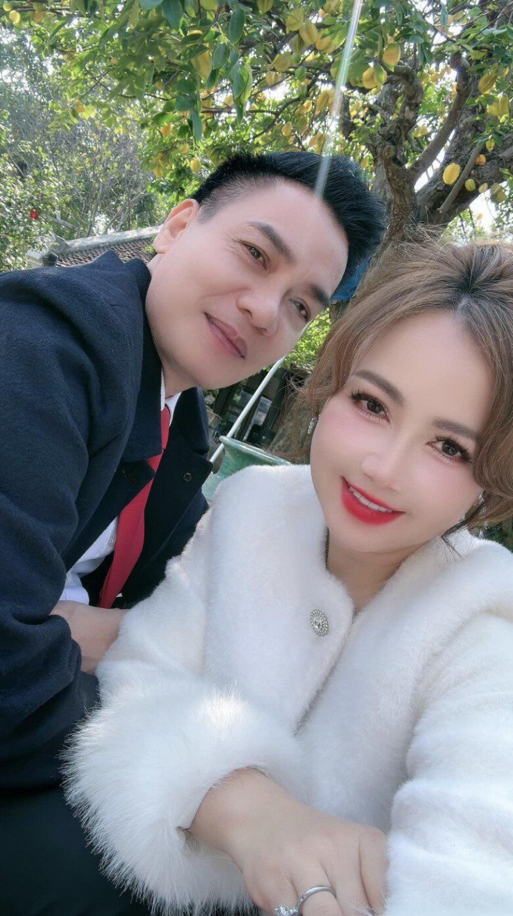 1737077872-co-xuyen-hoang-yen-cong-khai-dien-mao-chong-thu-5-kem-loi-khang-dinh-chac-nich-nhung-van-bi-nghi-ngo-_9_9_n-2758-855-width780height1387 “Cô Xuyến” Hoàng Yến công khai diện mạo chồng thứ 5, danh tính đàng trai gây tranh cãi - 3