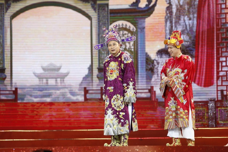 1737078175-hh-0010-resize-6688-6650-width1966height1311 Táo Quân 2025 tiếp tục phát huy thế mạnh nhạc chế. Một trong những thương hiệu đặc trưng của chương trình như những bài hát chế đa dạng về thể loại âm nhạc, những nét châm biếm, đả kích, đằng sau tiếng cười là bao điều đáng suy ngẫm. Dù vậy, phần âm nhạc trong Táo Quân 2025 không nhiều, chưa tạo ấn tượng mạnh cho khán giả.