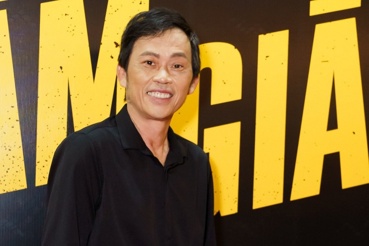 1737331996-010-sv-width1360height907 Hoài Linh tăng cân, thần thái khỏe mạnh hơn sau thời gian điều trị bệnh.