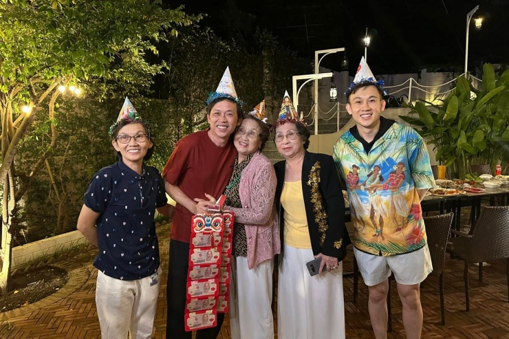 1737331996-batch-308-18289-2-n-width1918height1279 Hoài Linh được gia đình bí mật tổ chức sinh nhật hồi tháng 12/2024.