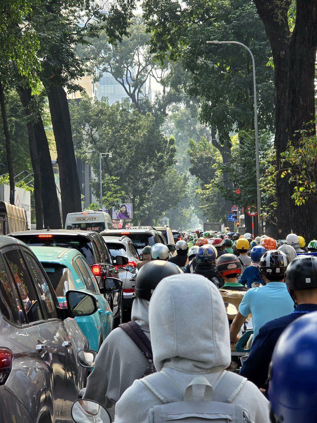 1737336706-tai-xe-tat-app2-6974-4101-width645height860 Đường Nguyễn Đình Chiểu, Quận 3