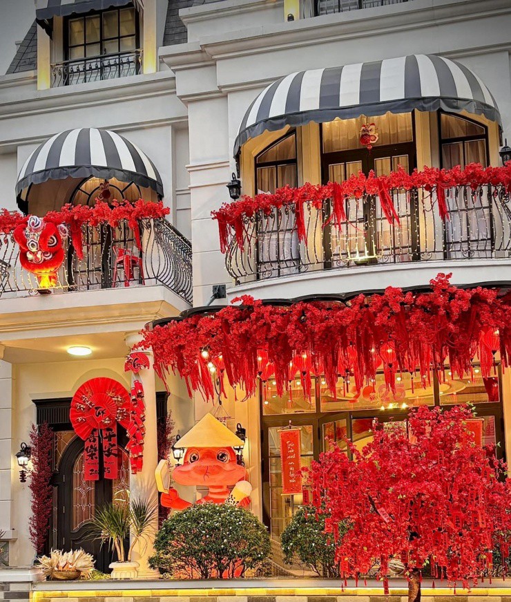 1737344075-4-6606-width1200height1415 Theo doanh nhân, đây là năm cuối gia đình cô đón Tết ở biệt thự này nên cả nhà muốn trang trí mọi thứ thật ấn tượng để ghi lại kỷ niệm.