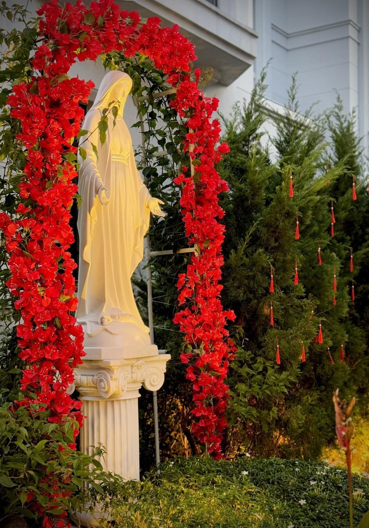 1737344076-6-6607-width1200height1710 Khu vực sân vườn, nơi đặt tượng Đức mẹ Maria kết hoa đỏ nổi bật. Ca sĩ cho biết cô trồng hoa giấy bao quanh bức tượng nhưng không may hoa chưa kịp nở vào dịp Tết nên bà mẹ ba con quyết định gắn hoa giả.
