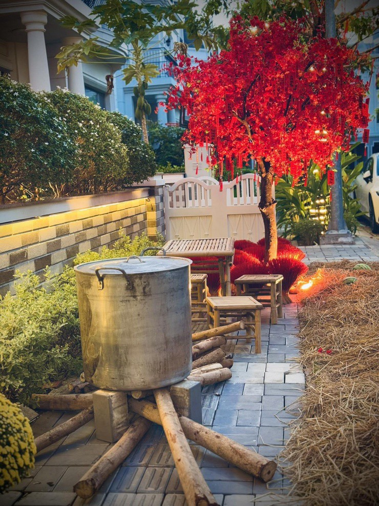 1737344077-8-6609-width1200height1600 Nồi bánh chưng, bộ bàn ghế tre và đạo cụ rơm rạ bày trong sân nhà giúp chủ nhân ôn ký ức những cái Tết thời thơ ấu.