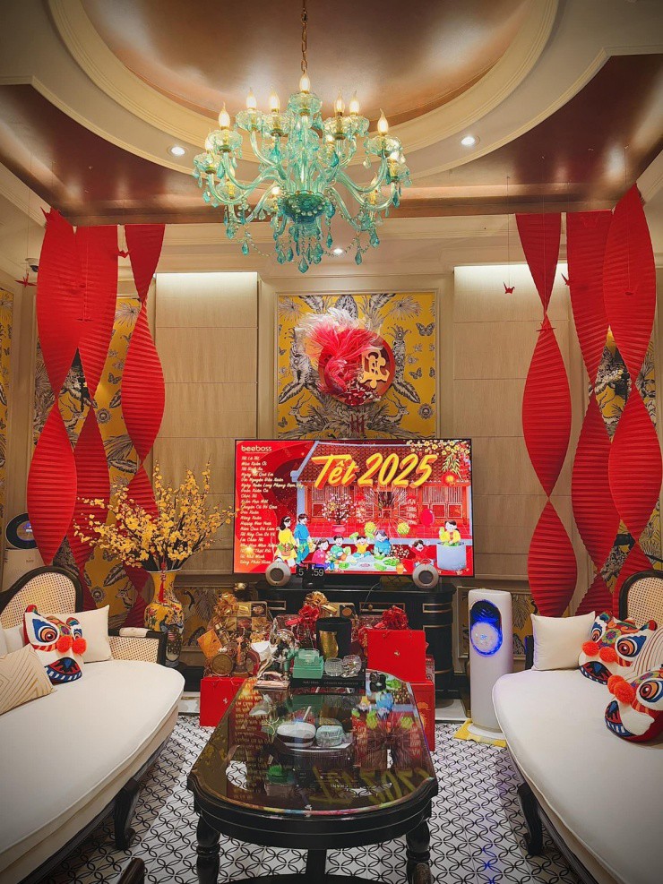 1737344077-9-6609-width1200height1600 Bên trong, phòng khách nhà Đoàn Di Băng cũng bài trí bằng nhiều vật dụng gam đỏ. Những ngày cuối năm ca sĩ luôn mở nhạc xuân rộn ràng, tạo không khí ấm áp, khiến các con càng mong nhanh đến Tết.