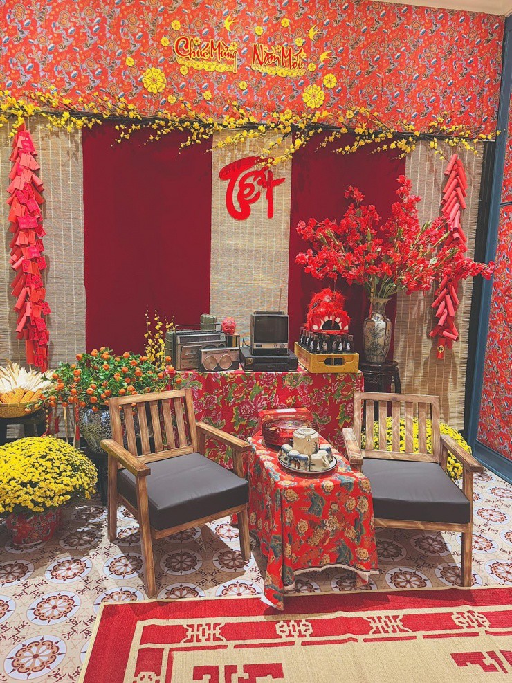 1737344078-11-6611-width1200height1600 Góc yêu thích nhất trong nhà của Đoàn Di Băng là không gian tái hiện cái Tết xưa với tivi, radio cổ, bộ bàn ghế, bình trà, khăn trải bàn đơn sơ, mộc mạc.