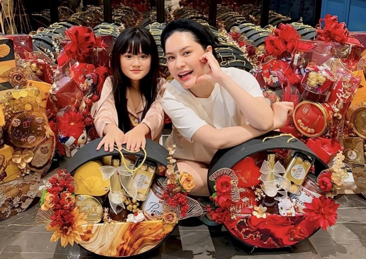 1737344078-12-6611-width1200height852 Bên cạnh việc dọn dẹp, trang hoàng nhà cửa, Đoàn Di Băng không quên chuẩn bị những phần quà Tết tặng nhân viên, đối tác.