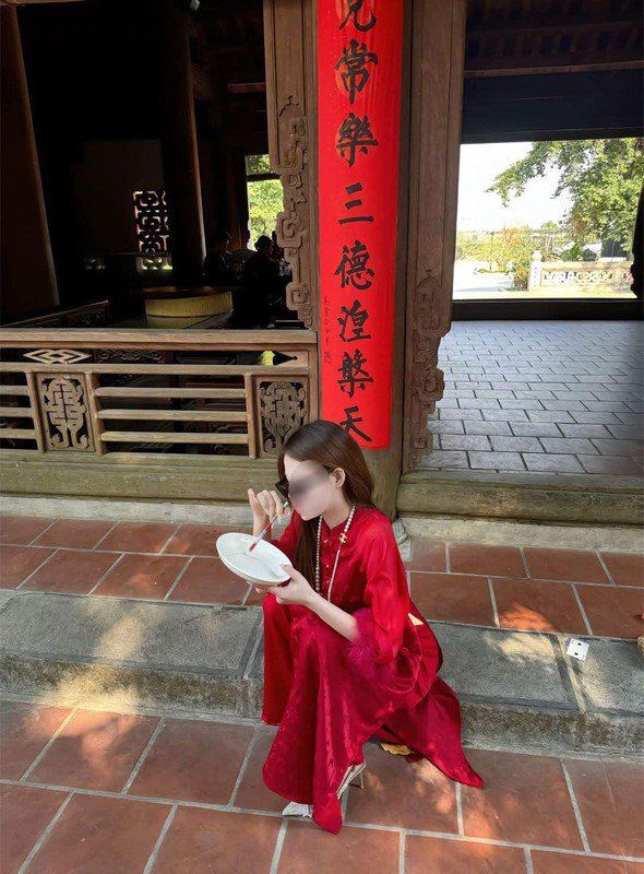 1737429097-phan-no-truoc-nhom-ban-tre-co-hanh-dong-khiem-nha-tai-chua-hinh-2-width590height800 Phẫn nộ trước nhóm bạn trẻ có hành động khiếm nhã tại chùa - 2