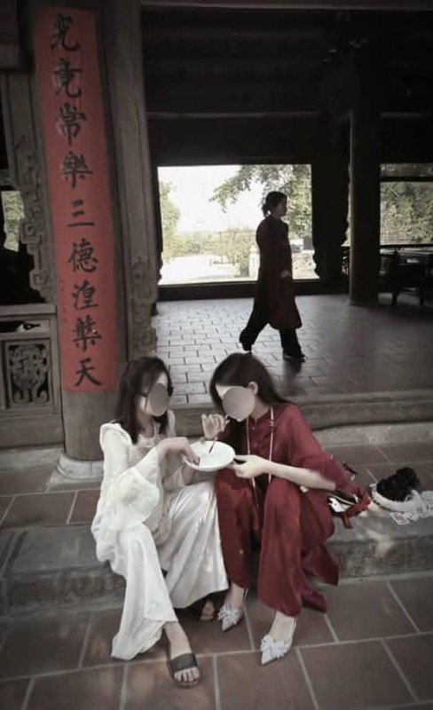 1737429097-phan-no-truoc-nhom-ban-tre-co-hanh-dong-khiem-nha-tai-chua-hinh-3-width488height800 Phẫn nộ trước nhóm bạn trẻ có hành động khiếm nhã tại chùa - 3