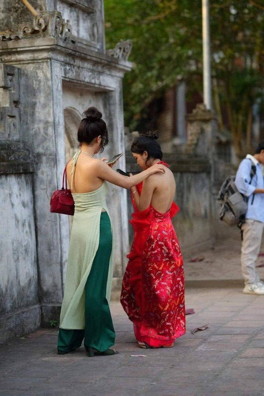 1737429097-phan-no-truoc-nhom-ban-tre-co-hanh-dong-khiem-nha-tai-chua-hinh-4-width534height800 Phẫn nộ trước nhóm bạn trẻ có hành động khiếm nhã tại chùa - 4