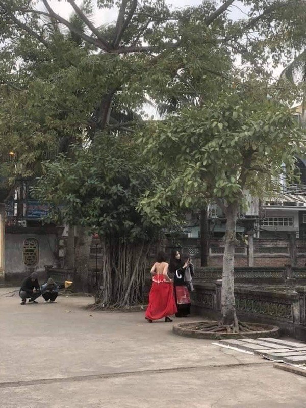 1737429097-phan-no-truoc-nhom-ban-tre-co-hanh-dong-khiem-nha-tai-chua-hinh-5-width600height800 Phẫn nộ trước nhóm bạn trẻ có hành động khiếm nhã tại chùa - 5