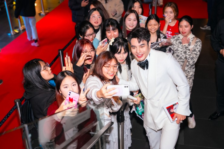 Lê Dương Bảo Lâm gây náo loạn thảm đỏ.