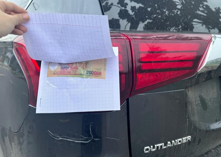 1737514595-z8-81c94ffb413e8da81ae0df2ea61a1c6d-1-43842-width1701height1208 Nam sinh để lại tiền kèm lời xin lỗi. Ảnh: M.H