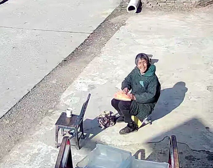 1737597588-dinh-khong-ve-que-an-tet-co-gai-bat-khoc-khi-thay-hanh-dong-cua-me-truoc-camera-screen-shot-5-01-22-at-20-28-32-3022-298-width693height548 Định không về quê ăn Tết, cô gái bật khóc khi thấy hành động của mẹ trước camera - 2