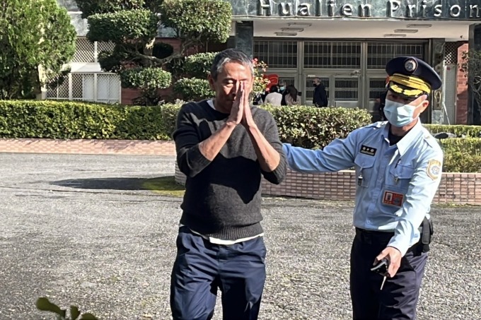 1737618053-nuu3-jpeg-5302-7821-6261-width680height453 Nữu Thừa Trạch được đưa ra khỏi cổng, sáng 23/1. Ảnh: UDN