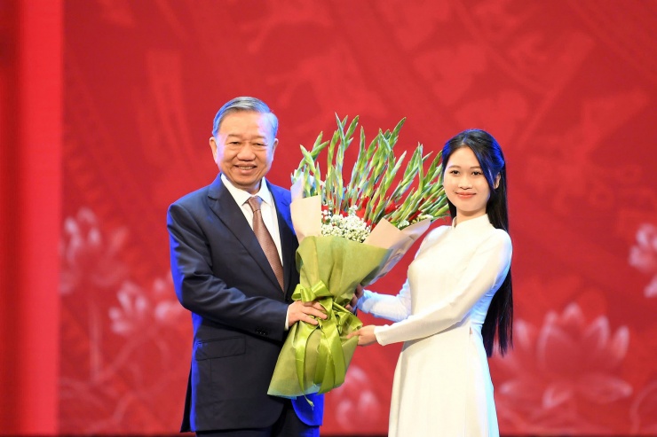 1737691056-z0-5add7a3bd24c1e54e813-3285-5953-width1966height1311 Nữ 'Sinh viên 5 tốt' đại diện thế hệ trẻ vinh dự trao hoa tặng Tổng Bí thư Tô Lâm trong sự kiện tôn vinh các nhà giáo. Ảnh: DƯƠNG TRIỀU