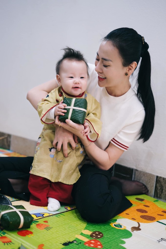 1737694164-phuong-oanh-12-2187-2254-2331-width680height1020 Bé Jenny thích thú khi được mẹ tặng riêng một chiếc bánh chưng nhỏ.