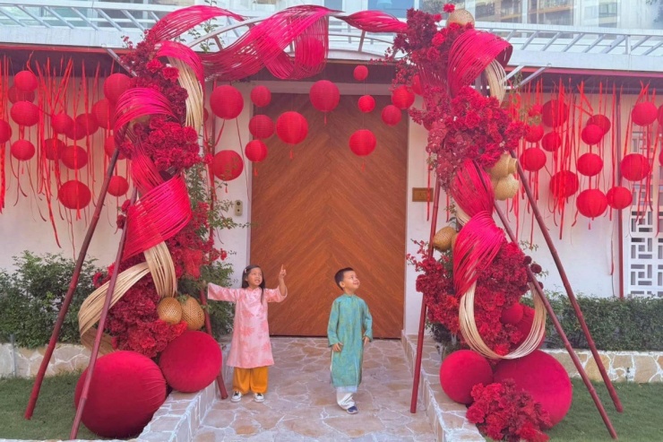1737702274-10-3452-width1200height800 Hồ Ngọc Hà trang hoàng biệt thự ở đường Nguyễn Văn Hưởng, phường Thảo Điền, TP Thủ Đức với sắc đỏ chủ đạo. Góc hiên nhà ca sĩ treo đèn lồng, tạo cảm giác ấm cúng đồng thời thể hiện mong ước một năm may mắn, sung túc cho gia chủ.