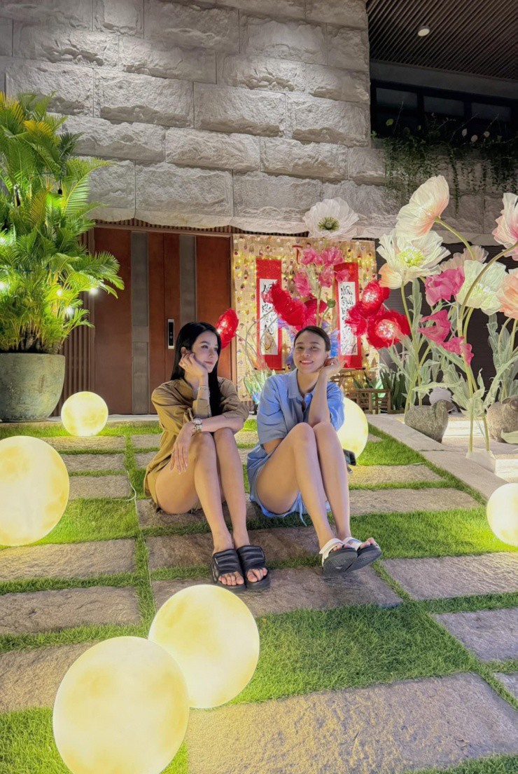 1737702274-4-3562-width1200height1799 Đàm Thu Trang - Cường Đôla trang trí lại cổng, sân vườn biệt thự bằng đèn lồng, chậu hoa xuân, sẵn sàng đón Tết Ất Tỵ. Không gian sống của cựu người mẫu và ông xã được khen ấm cúng, sang trọng, mang nét truyền thống xen lẫn hiện đại.