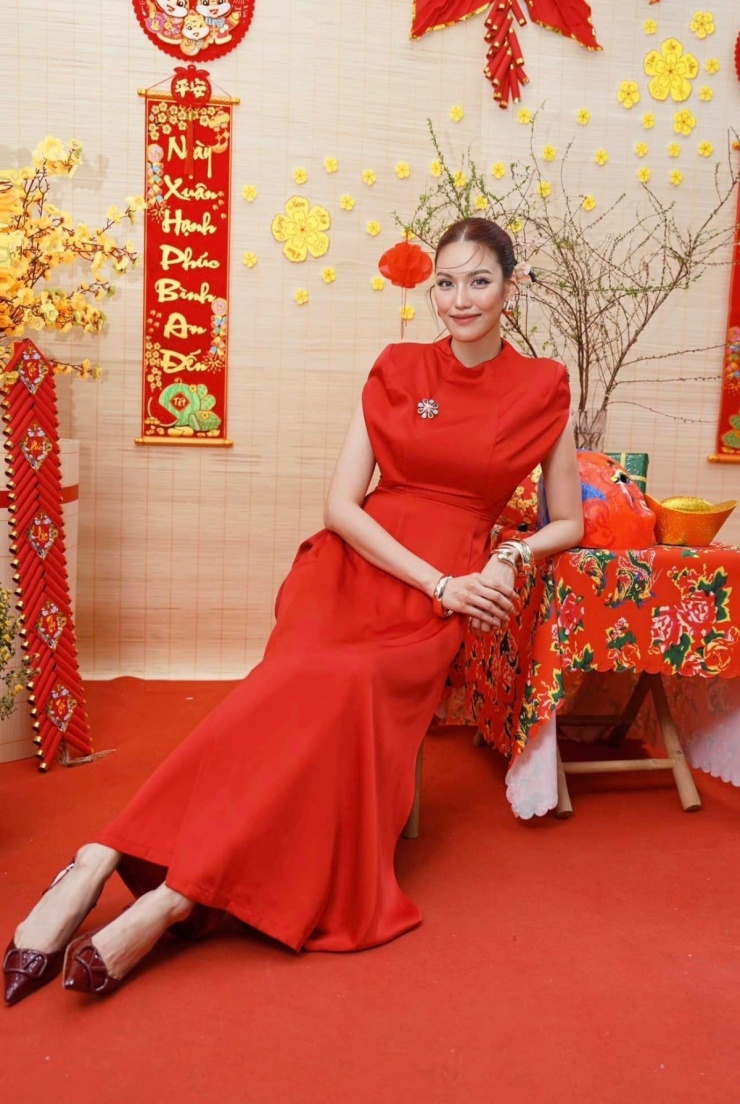 1737702276-5-2959-width1200height1800 Tiểu cảnh Tết được Lan Khuê dựng trong biệt thự triệu USD biến thành không gian chụp hình 'sống ảo'. Người mẫu cho biết chuẩn bị nhiều áo dài với kiểu dáng khác nhau để diện trong những ngày đầu năm mới.