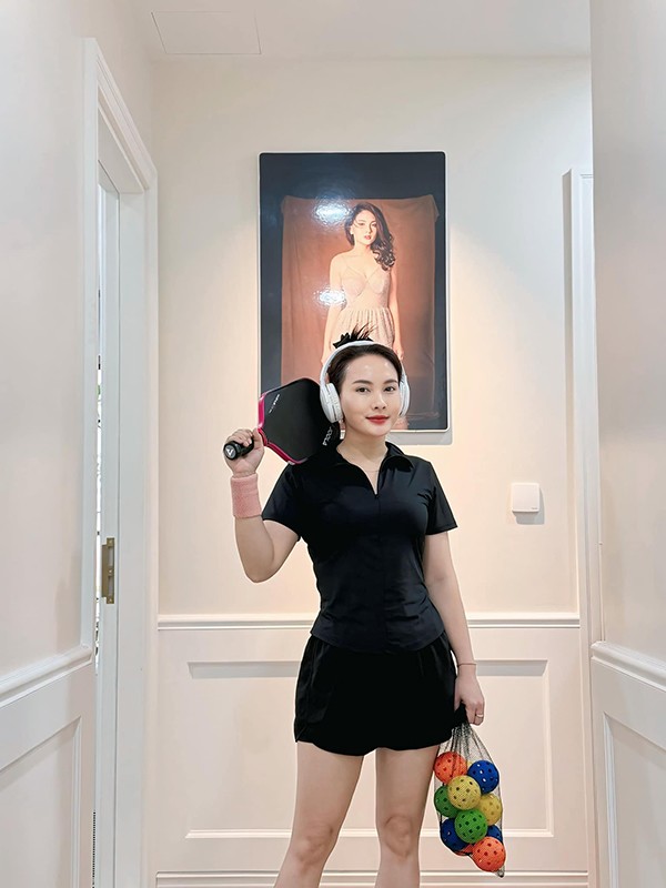 1737764430-bao-thanh-6-53998-width600height800 Ngoài sự nghiệp thành công, Bảo Thanh còn có cuộc sống gia đình viên mãn. Cô kết hôn từ rất sớm khi đang học đại học năm thứ 3. Sau hơn một thập kỷ gắn bó, vợ chồng Bảo Thanh hiện có 2 con đủ nếp đủ tẻ và khối tài sản đáng ngưỡng mộ. Trong làng giải trí miền Bắc, Bảo Thanh được mệnh danh là