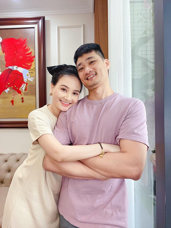 1737764431-bao-thanh-7-3215-width600height800 Ngoài ra, sau khi sinh em bé thứ hai, gia đình Bảo Thanh đã đến sống trong căn hộ cao cấp rộng tới 200m2 tại Hà Nội. Khi bạn bè trêu chuyển nhà có mệt không, nữ diễn viên cho biết cô không chuyển, chỉ thêm nhà chứ không đổi nhà. Không ít người trầm trồ trước độ giàu có, mỗi năm mua một nhà của mỹ nhân phim