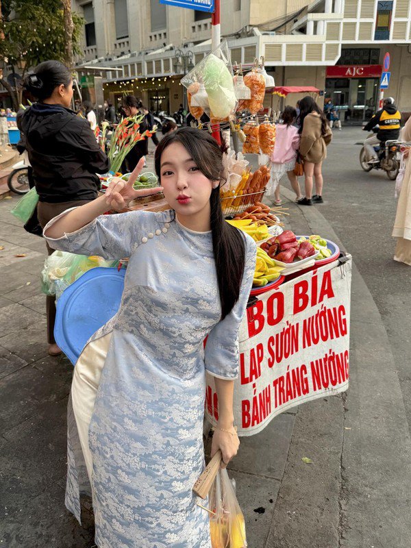 1737772667-danh-tinh-gai-xinh-chiem-spotlight-khi-xuong-pho-chup-anh-tet-hinh-2-width600height800 Danh tính gái xinh chiếm spotlight khi xuống phố chụp ảnh Tết - 2