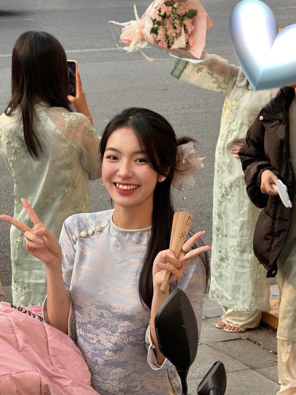 1737772667-danh-tinh-gai-xinh-chiem-spotlight-khi-xuong-pho-chup-anh-tet-hinh-4-width600height800 Danh tính gái xinh chiếm spotlight khi xuống phố chụp ảnh Tết - 4