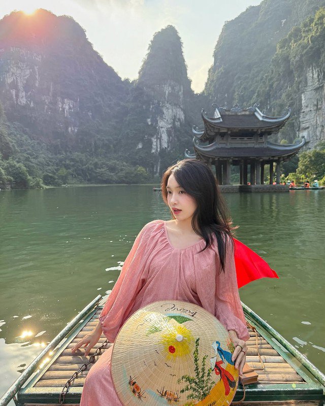 1737772668-danh-tinh-gai-xinh-chiem-spotlight-khi-xuong-pho-chup-anh-tet-hinh-10-width640height800 Danh tính gái xinh chiếm spotlight khi xuống phố chụp ảnh Tết - 10