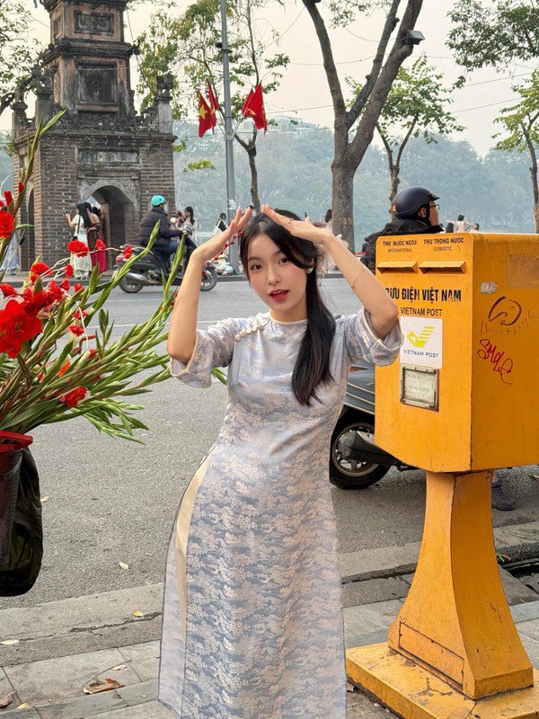 1737772668-danh-tinh-gai-xinh-chiem-spotlight-khi-xuong-pho-chup-anh-tet-hinh-6-width600height800 Danh tính gái xinh chiếm spotlight khi xuống phố chụp ảnh Tết - 6