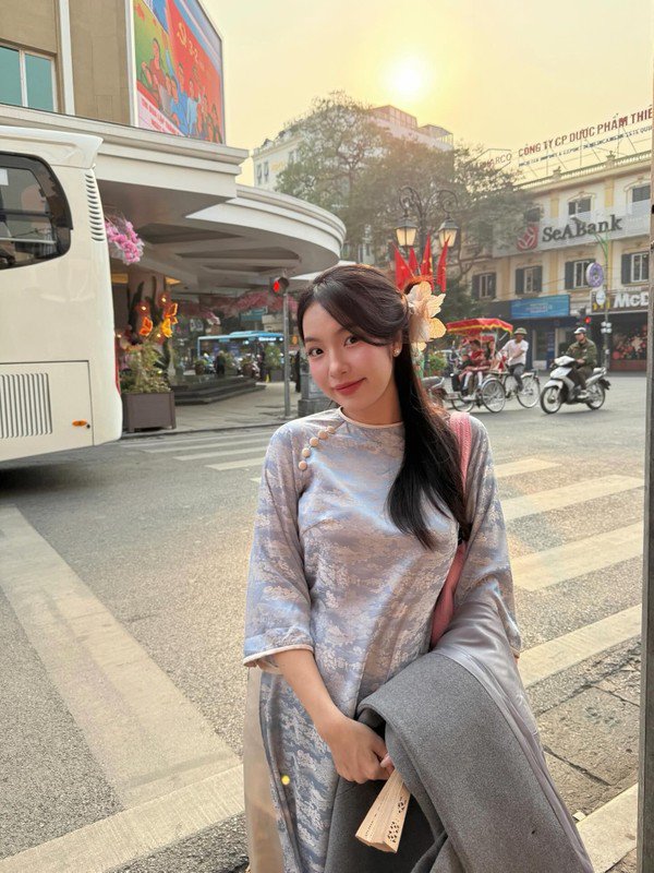 1737772668-danh-tinh-gai-xinh-chiem-spotlight-khi-xuong-pho-chup-anh-tet-hinh-7-width600height800 Danh tính gái xinh chiếm spotlight khi xuống phố chụp ảnh Tết - 7