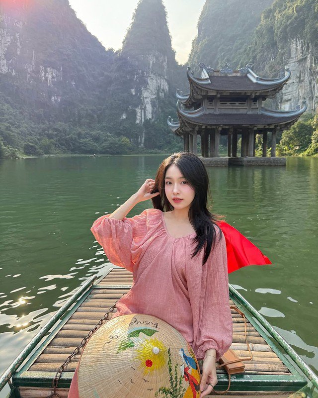 1737772668-danh-tinh-gai-xinh-chiem-spotlight-khi-xuong-pho-chup-anh-tet-hinh-9-width640height800 Danh tính gái xinh chiếm spotlight khi xuống phố chụp ảnh Tết - 9