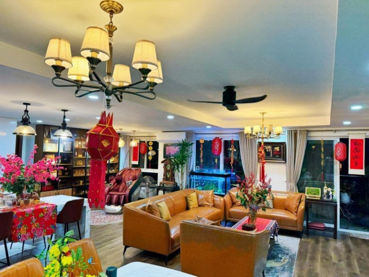 1737773470-co-ngoi-5-ty-cua-mc-nguyen-khang-ruc-ro-sac-xuan-chau-hoa-chau-quat-cung-duoc-lam-dom-rat-dieu-3-2-n-8299-953-width780height585 Cơ ngơi 5 tỷ của MC Nguyên Khang rực rỡ sắc xuân, chậu hoa chậu quất cũng được