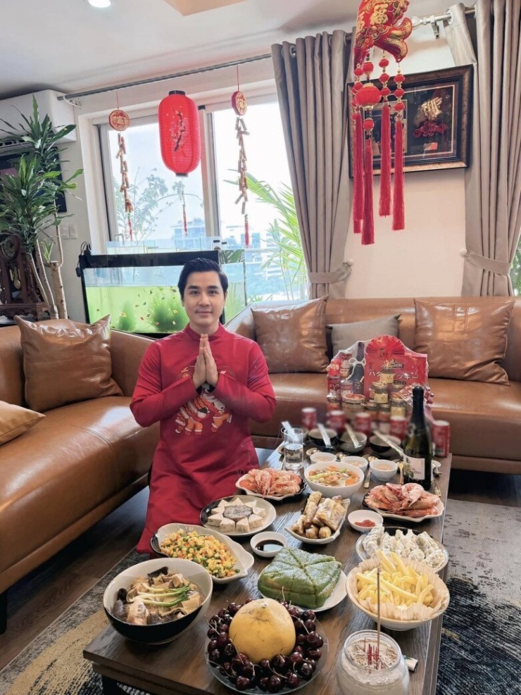 1737773472-co-ngoi-5-ty-cua-mc-nguyen-khang-ruc-ro-sac-xuan-chau-hoa-chau-quat-cung-duoc-lam-dom-rat-dieu-04-4-n-8233-583-width780height1040 Cơ ngơi 5 tỷ của MC Nguyên Khang rực rỡ sắc xuân, chậu hoa chậu quất cũng được