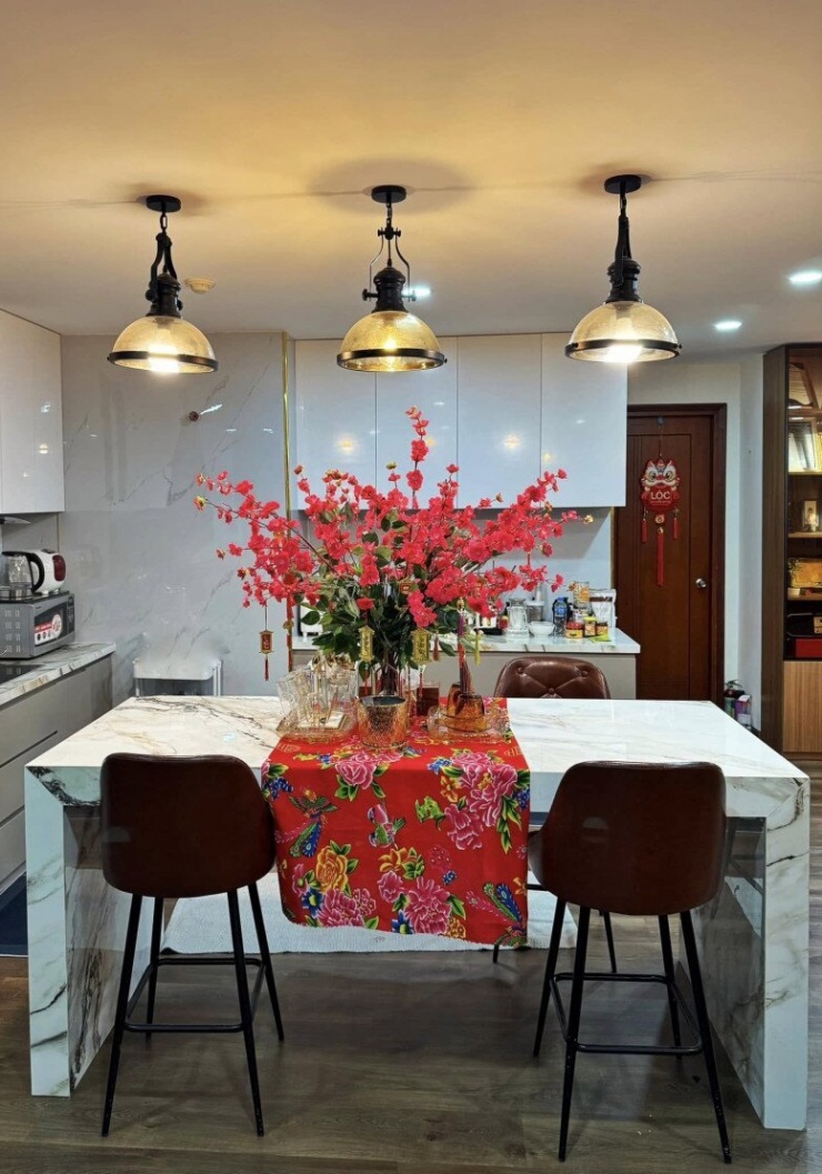 1737773472-co-ngoi-5-ty-cua-mc-nguyen-khang-ruc-ro-sac-xuan-chau-hoa-chau-quat-cung-duoc-lam-dom-rat-dieu-8-2-n-8299-458-width780height1111 Cơ ngơi 5 tỷ của MC Nguyên Khang rực rỡ sắc xuân, chậu hoa chậu quất cũng được